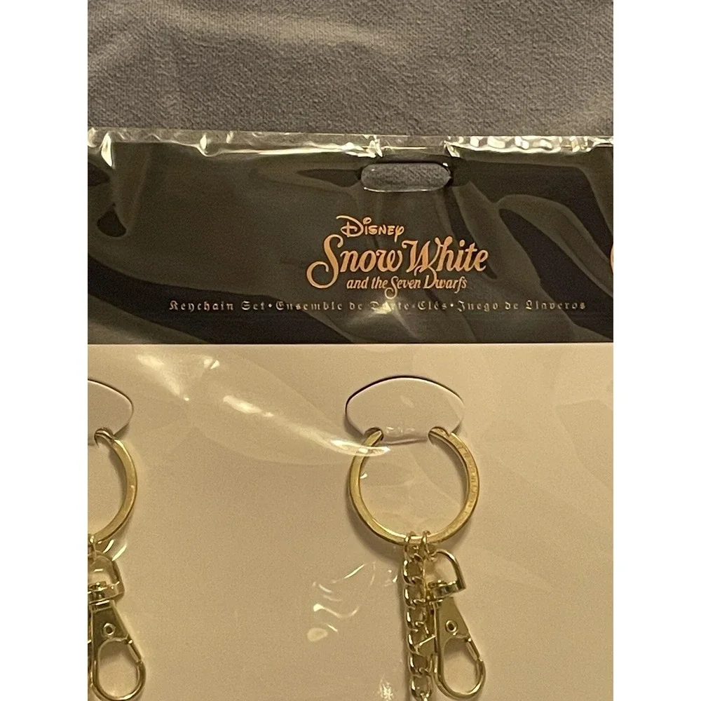 NEW Walt Disney Parks Snow White & The Seven Dwarfs 85th Keychain Set‎ Bag Tag